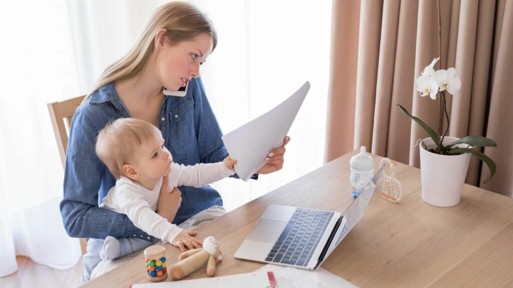 donna al lavoro con in braccio il figlio